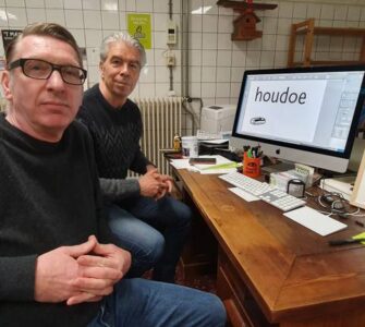 Ontwerpers Ivo van Leeuwen en Sander Neijnens met hun lettertype TilburgsAns. (Foto: Collin Beijk)