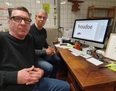 Ontwerpers Ivo van Leeuwen en Sander Neijnens met hun lettertype TilburgsAns. (Foto: Collin Beijk)