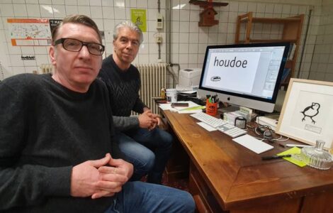 Ontwerpers Ivo van Leeuwen en Sander Neijnens met hun lettertype TilburgsAns. (Foto: Collin Beijk)