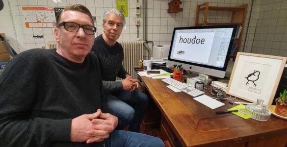 Ontwerpers Ivo van Leeuwen en Sander Neijnens met hun lettertype TilburgsAns. (Foto: Collin Beijk)